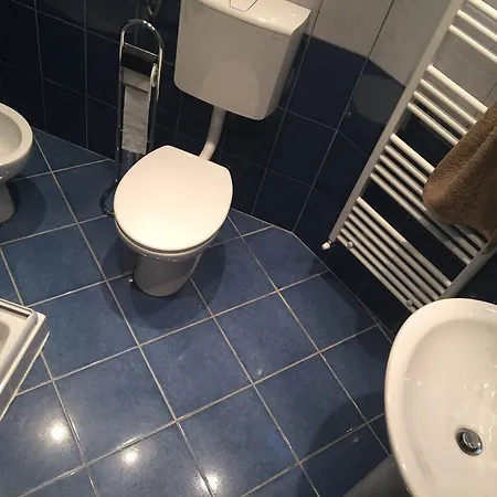Inner City Hostel דירה